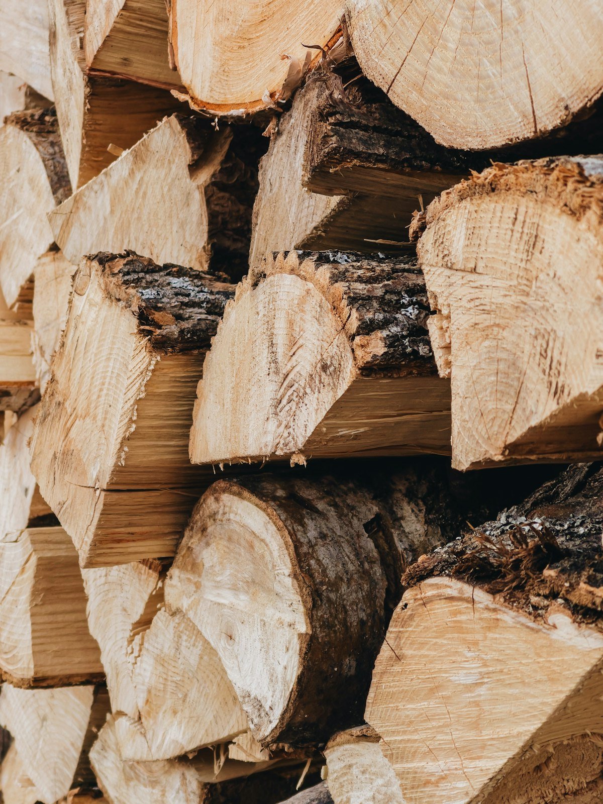 Buches de bois dur sec empilees, bois de chauffage pour brasero